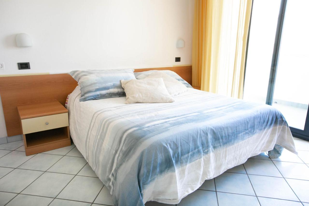 Residence Villa Dei Pini Rimini Buitenkant foto