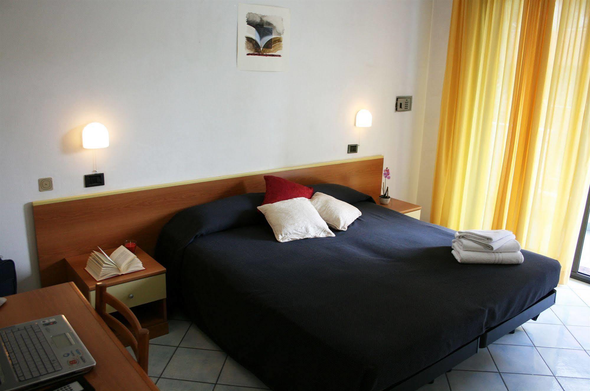 Residence Villa Dei Pini Rimini Buitenkant foto